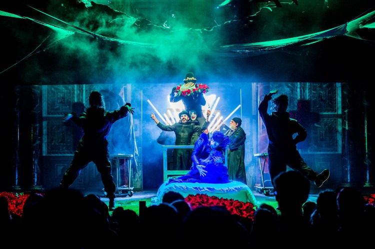 Romeo and Juliet - William Shakespeare - Shakespeare’s Globe - 21 April 2017

Director - Daniel Kramer
Designer - Soutra Gilmour
Choreographer - Tim Claydon
Lighting - Charles Balfour