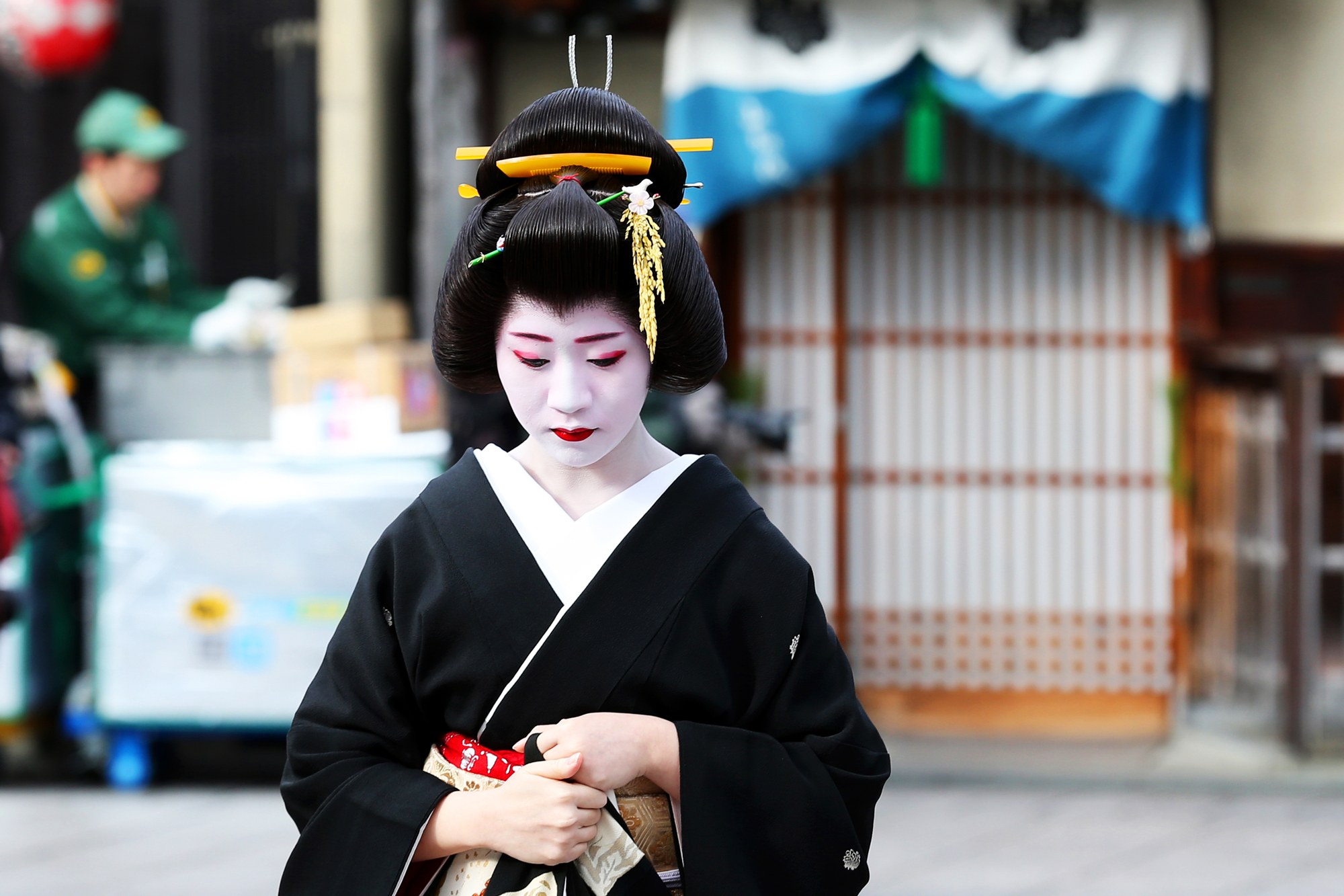 00-holding-kyoto-japan-geisha-geiko-maiko